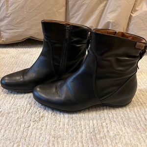 Pikolinos Venezia Black Leather Ankle Boots